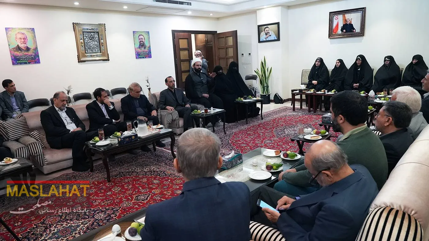 دیدار با خانواده شهید لاریجانی دیدار با خانواده شهید لاریجانی