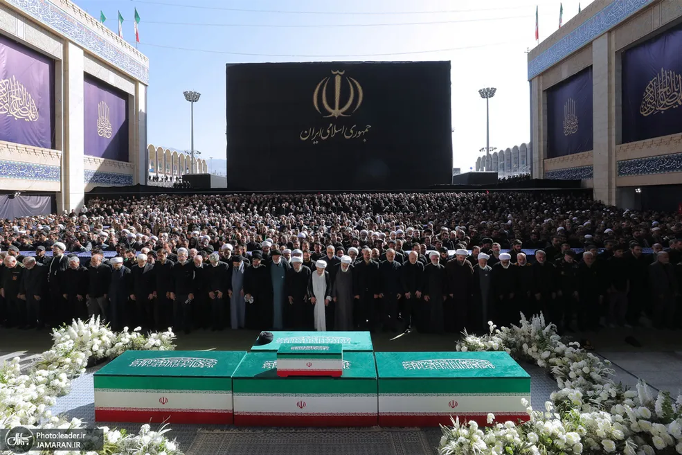 اقامه نماز بر پیکر مطهر رهبر شهید انقلاب و شهدای خانواده ایشان-