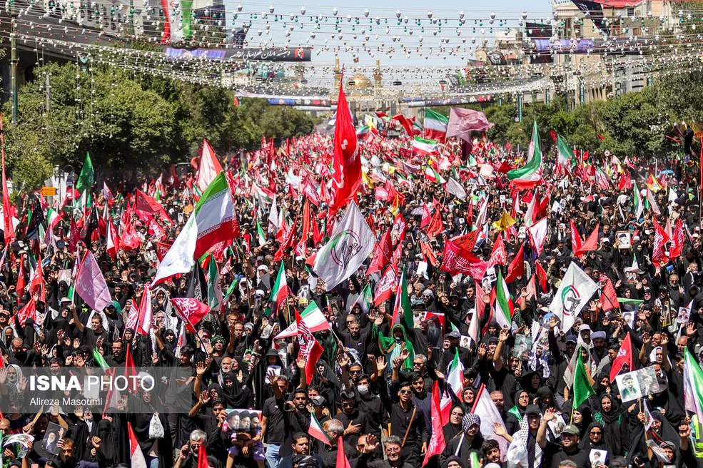 حضور میلیونی مردم برای تششع و مشایعت رهبر شهید ایران در مشهد مقدس