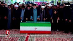 اقامه نماز بر پیکر مطهر رهبر شهید انقلاب به امامت فرزند ارشد ایشان /فیلم و عکس