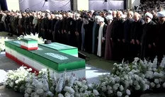 اقامه نماز بر پیکرهای مطهر رهبر شهید و خانواده ایشان به امامت آیت‌الله سبحانی/حضور فرزندان رهبر شهید