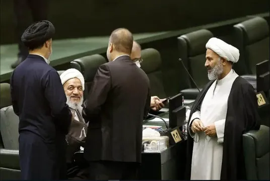 خودداری نمایندگان از اعلام جزئیات طرح نظام بخشی فضای مجازی/ روح‌الله عباس‌پور: تصمیم گرفته شده که فعلاً جزئیات طرح نظام بخشی فضای مجازی رسانه‌ای نشود/ پوردهقان: طرح نظام بخشی فضای مجازی مانند طرح صیانت بلاتکلیف می‌ماند