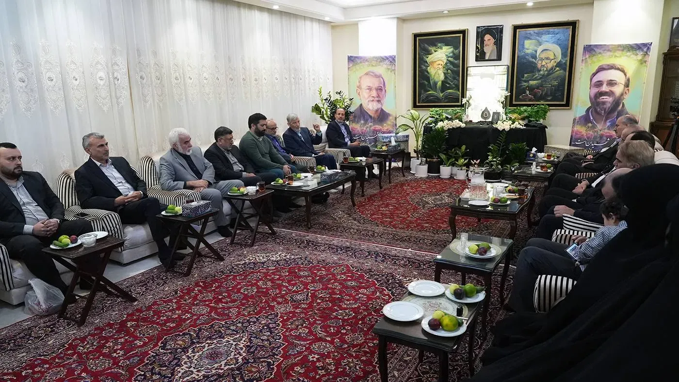 دیدار با خانواده شهید لاریجانی دیدار با خانواده شهید لاریجانی