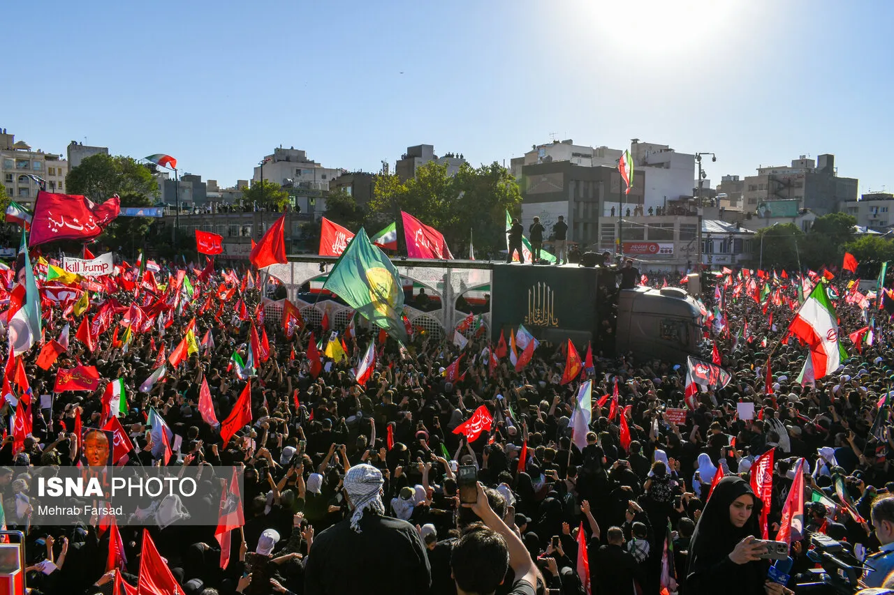 تشییع و تدفین رهبر شهید ایران در مشهد مقدس