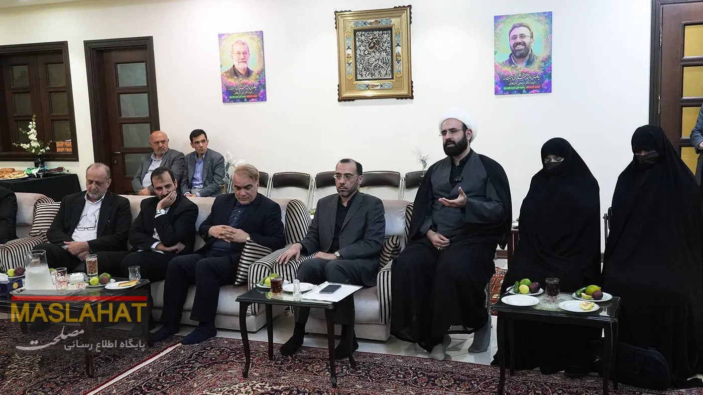 دیدار با خانواده شهید لاریجانی دیدار با خانواده شهید لاریجانی