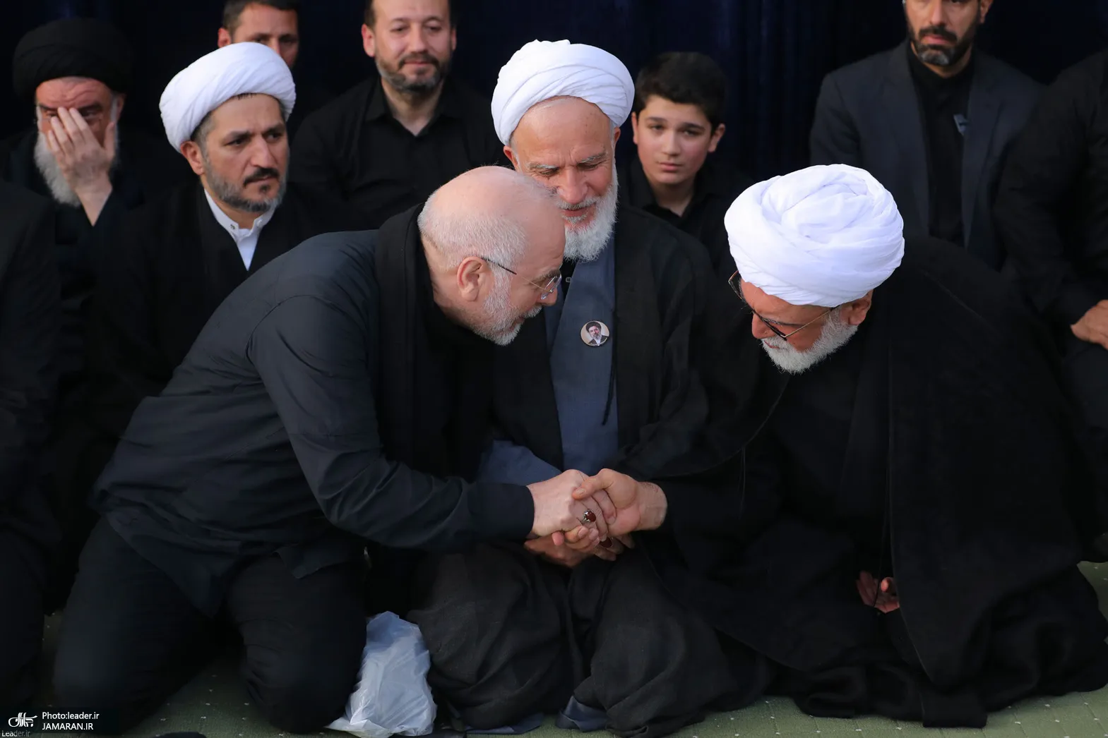 اقامه نماز بر پیکر مطهر رهبر شهید انقلاب و شهدای خانواده ایشان